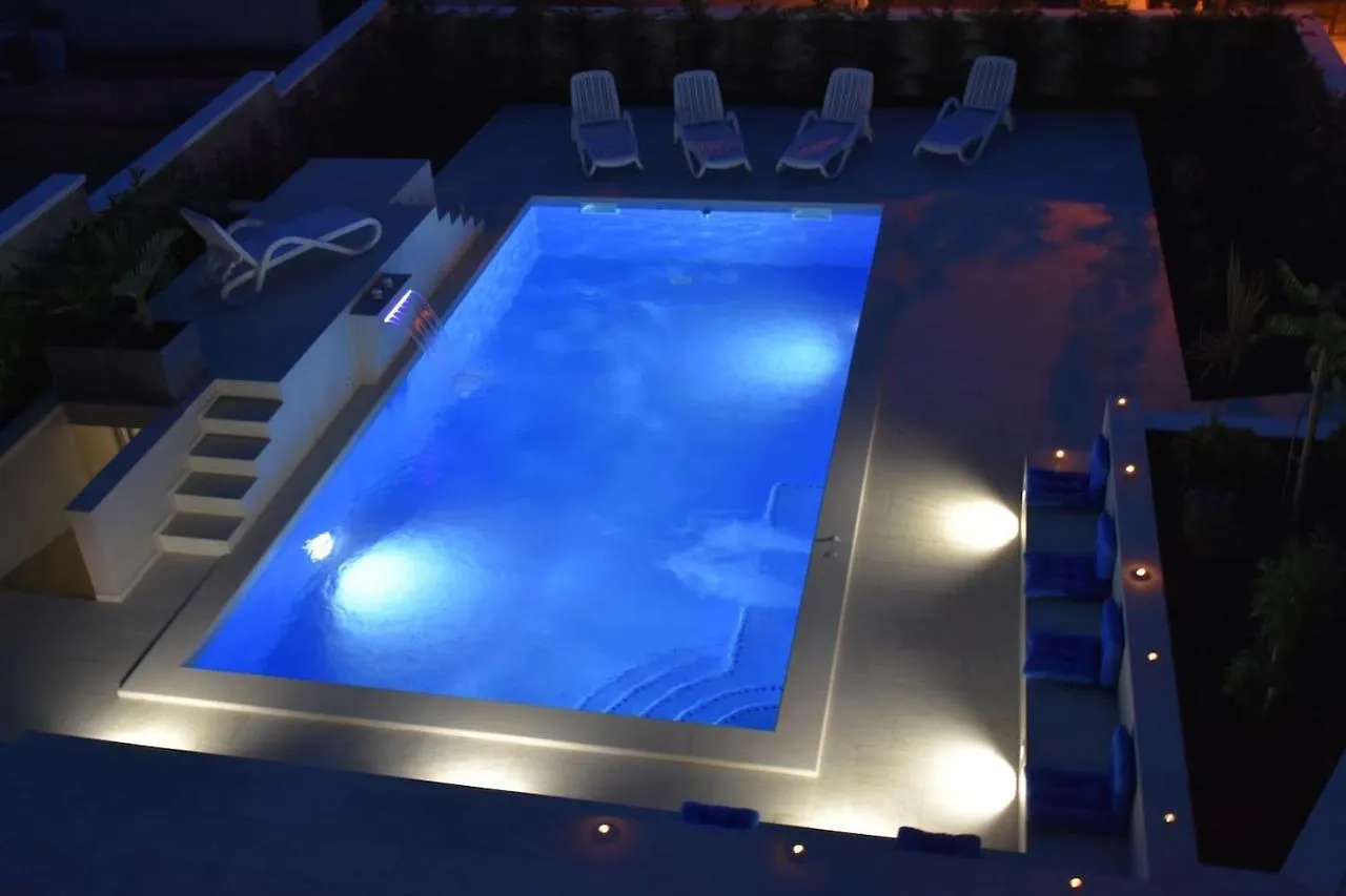 Apartment With Heated Pool, Villa Regina Pula