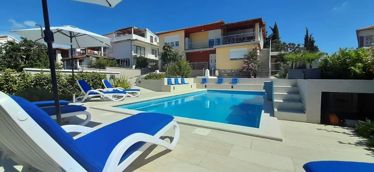 Apartment With Heated Pool, Villa Regina Pula