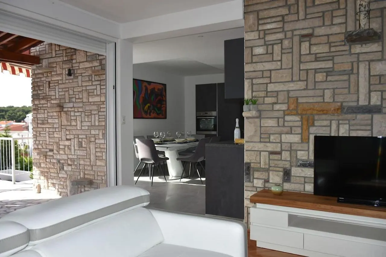 Apartment With Heated Pool, Villa Regina Pula