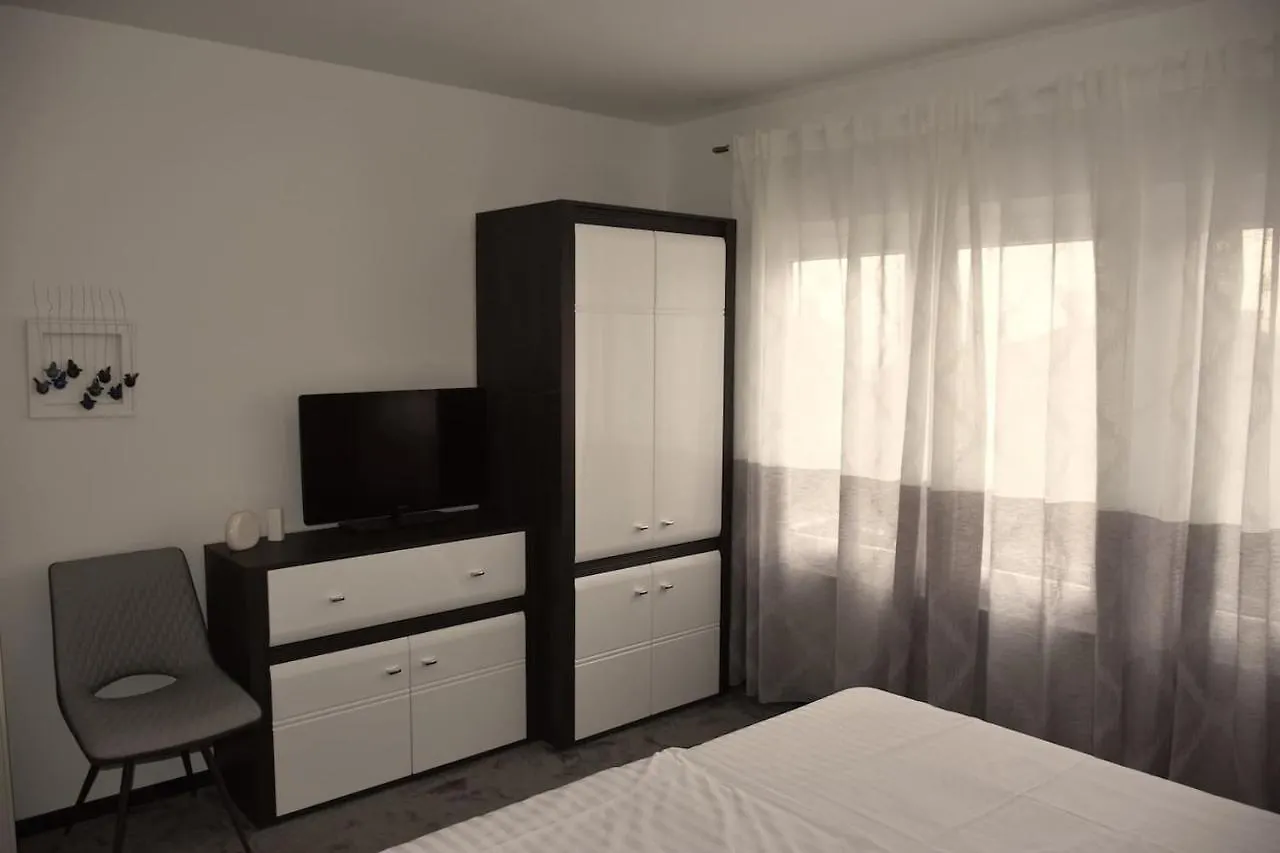 Apartment With Heated Pool, Villa Regina Pula