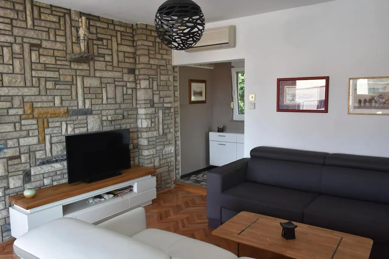 Apartment With Heated Pool, Villa Regina Pula