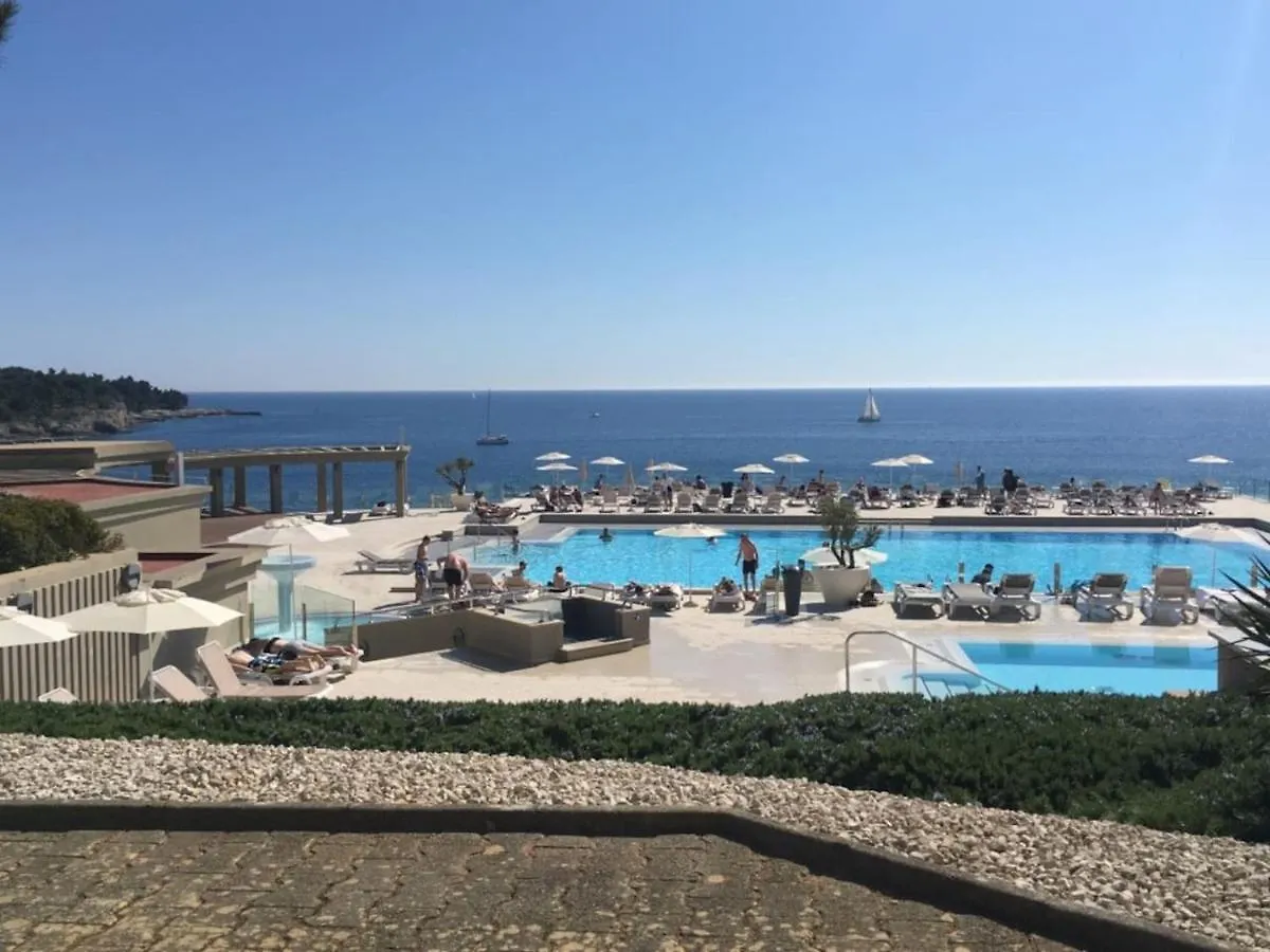 Apartment With Heated Pool, Villa Regina Pula