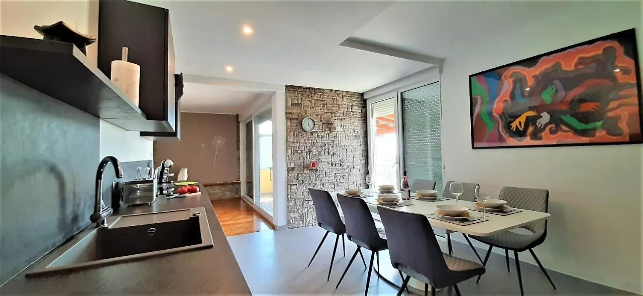 Apartment With Heated Pool, Villa Regina Pula