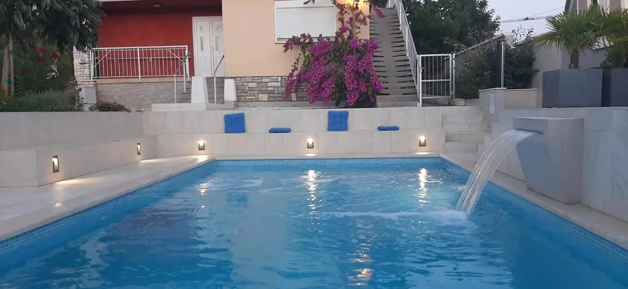 Apartment With Heated Pool, Villa Regina Pula 0*,